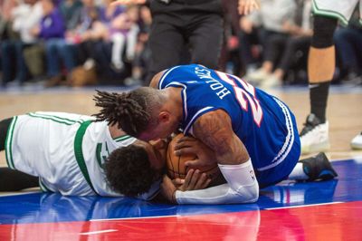 Richaun Holmes (øverst) dummede sig, da han hentede mad uden for NBA-området i Walt Disney World.