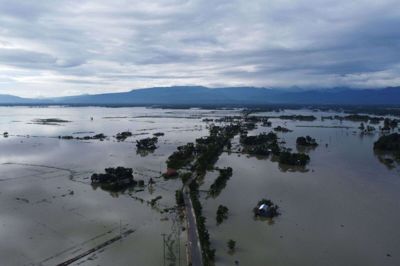 Et luftfoto viser, hvordan store dele af det nordlige Bangladesh er under vand. Hvis monsunregnen fortsætter i samme omfang, og hvis flere floder går over deres bredder, risikerer helt op mod 40 procent af landet at blive oversvømmet, vurderer myndigheder.