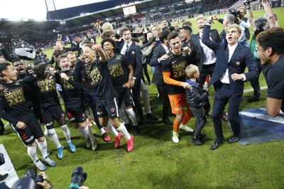 Der var store smil hele vejen rundt, da spillere og stab fra FC Midtjylland efter slutfløjet fejrede sejren med de fans, der var til stede på MCH Arena.