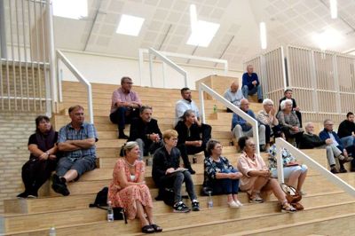 Kun et par håndfulde af Vores Ikasts 271 medlemmer mødte op til den corona-udsatte generalforsamling, der - med god afstand - blev holdt i Hjertet tirsdag aften. Foto: Laila Kempel