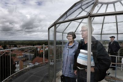 Anna Spandet og hendes mand, Kjeld Schou, er ved at udpege Kjeld Schous barndomshjem på Kildevej. Parret bruger sommeren på at udforske de attraktioner i lokalområdet, som de aldrig har fået besøgt. Foto: Henrik Ole Jensen