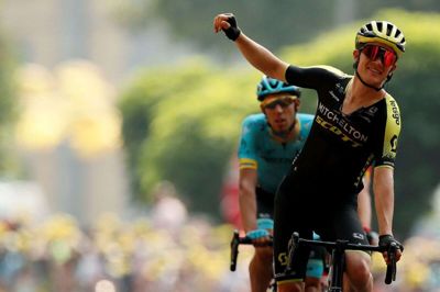 Mitchelton-Scott havde en fest med fire etapesejre i sidste års Tour de France. Her jubler Christopher Juul-Jensen over holdkammeraten Matteo Trentins triumf på 17. etape til Gap.
