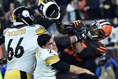 Cleveland Browns' Myles Garrett (til højre) fik en lang karantæne for at slå Pittsburgh Steelers' quarterback Mason Rudolph (midten) i hovedet med Rudolphs hjelm i den seneste sæson.