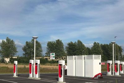 Der har hen over foråret og sommeren været arbejdet på at få gjort den nye Tesla-ladestation i Ikasts sydby klar. Ingen vil dog komme med en officiel dato for, hvornår anlægget er klar til brug. Foto: Jette Aaes