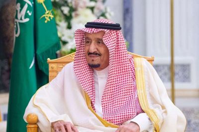 Kong Salman ses her under et møde i Saudi-Arabiens hovedstad, Riyadh, i marts. Den 84-årige konge skal være blevet indlagt med galdeblærebetændelse ifølge hoffet. (Arkivfoto).
