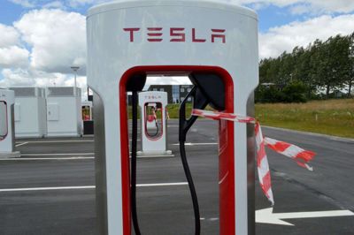 Tesla V3 ladestation i Ikast byder på den nyeste teknologi indenfor el-biler. Det betyder blandt andet, at de nyeste Teslaer kan få energi til 120 kilometer på blot fem minutter. Foto: Pr-Foto