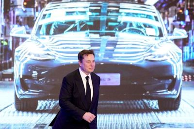 Tesla og selskabets farverige stifter, Elon Musk, må konstatere, at coronavirusset har sat sig i elbilproducentens salg. (Arkivfoto)