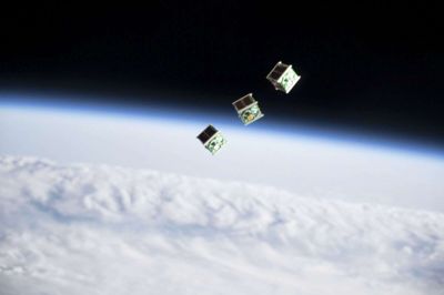 USA's rumkommando siger, den har beviser på, at Rusland driver forsøg med nedskydniing af satellitter. Her tre kubeformede satellitter, som i juni sidste år blev serndt i kredsløb af Japan.