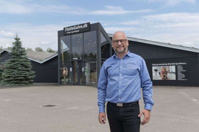 Administrerende direktør og indehaver af FlotteGulve.dk i Ikast Tommy Oversø glæder sig over økonomisk vækst og udvidelser på Neptunvej i Ikast. Foto: Privat