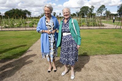 Dronning Margrethe (t.h.) og hendes ældste lillesøster, prinsesse Benedikte (t.v.), storsmilede, da de sammen indviede Den Kongelige Køkkenhave ved Graasten Slot i Sønderjylland.