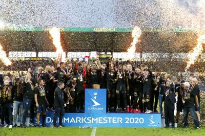 Fire gange på seks sæsoner har FC Midtjylland-spillere hævet flotte pokaler i vejret, og det stopper ikke her, spår Folkebladets sportsredaktør. Foto: Tom Laursen