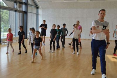 Daniel Villadsen underviser i hip-hop ved Aktiv Sommers danseevent på Hjertet i Ikast. Foto: Laila Kempel
