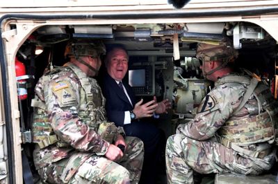 Hver tredje af de amerikanske soldater og andre militært ansatte, der befinder sig i Tyskland, skal flyttes ud af landet. Her ses udenrigsminister Mike Pompeo under et tidligere besøg hos amerikanske soldater i Grafenwöhr i det sydlige Tyskland. (Arkivfoto)