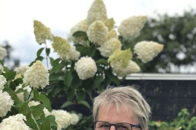 Birgit Pedersen, nabo til området med bilræs i Bording, var ikke bange, men bekymret over de ulovlige ræs både lørdag og søndag i Bording. Foto: Jette Aaes