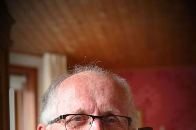 På de travle dage kan Erland Sørensen som telefonvagt ved Sct. Nicolai Tjenesten have 10-12 samtaler med folk, der ikke har andre at tale med. Foto: Troels Witter