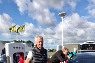 Poul Erik Lyngsø, Gullestrup: - Det er fantastisk, at vi har fået den nye hurtige type stander her i området. Selv om jeg gerne ville have haft den til Herning. Men standerne ligger fint placeret ved motorvejen her i Ikast, så det er nemt at komme hertil. Vi købte vores Tesla med fri opladning hele bilens levetid, så det er gratis for os at lade op. Så med ladestationen forholdsvist tæt på i Ikast kommer vi til at spare lidt strøm derhjemme til opladning. Men vi vil også fremover skulle lade bilen op hjemme. Jeg var her som den første i morges klokken 8.30. Jeg havde bestilt tid til at få min seks år gamle Tesla opgraderet, så den kan lade ved de nye standere her. Opgraderingen betyder, at vores opladning kommer til at gå hurtigere, det glæder jeg mig til. Jeg er spændt på hvor hurtigt. I morgen skal vi køre til Berlin. Jeg taster ruten ind, og bilen fortæller mig hele vejen, hvornår og hvor, jeg skal køre ind for at lade op på hele ruten. Foto: Jette Aaes