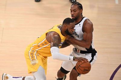 Kawhi Leonard (til højre) og LA Clippers møder natten til fredag dansk tid LeBron James (til venstre) og Los Angeles Lakers.
