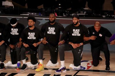 LeBron James og holdkammeraterne knælede før fredagens kamp for at sætte fokus på bevægelsen Black Lives Matters.