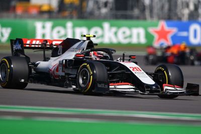 Kevin Magnussen træner på Silverstone-banen i England forud for søndagens grandprix.