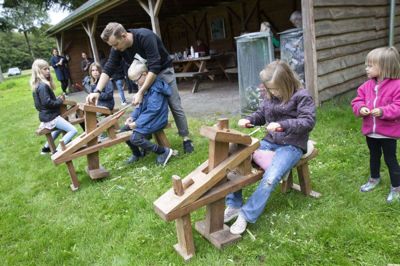 Der blev gået til pilegrenene, og der blev fremstillet drabelige knive, mens andre var ude at lede efter Trofast. Foto: Tom Laursen