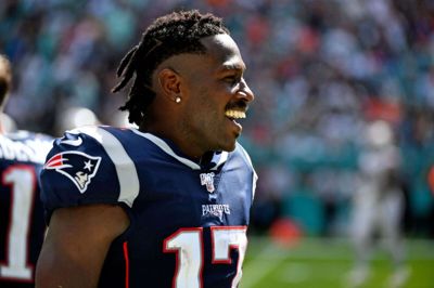 Antonio Brown nåede sidste år kun et kort ophold hos New England Patriots, inden han røg ud efter anklager om seksuelle overgreb. Fredag blev den klubløse spiller idømt karantæne i de første otte kampe i den kommende sæson. (Arkivfoto)