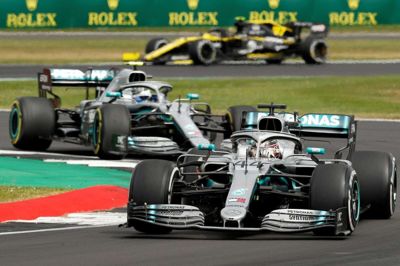 Lewis Hamilton og Valtteri Bottas som nummer ét og to på Silverstone sidste år. Sådan sluttede de også i løbet, og det er ikke et utænkeligt scenarie igen i år, hvor Silverstone grundet coronapandemien lægger asfalt til to løb i træk. (Arkivfoto)