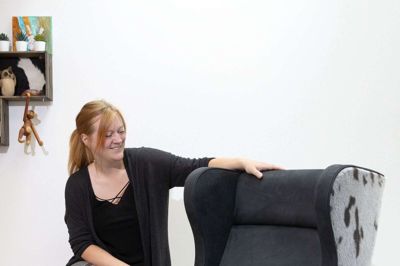 Nanna Bang Møller-Jakobsen foran den stol, som hun ompolstrede til svendeprøven. Svendeprøven stod på over seks uger, og eleverne fik 112 klokketimer til at løse deres opgave. Foto: Tom Laursen