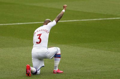 Crystal Palace-spilleren Patrick van Aanholt knæler og knytter næven for at markere sin støtte til kampen mod racisme. Den slags må man dog ikke under OL, som reglerne er nu. (Arkivfoto)