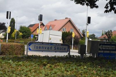 Gaven er endnu ikke »pakket« ud, men mon ikke Isenvads første lysregulering er klar, når der ringer ind til skolestart på Isenvad Skole. Foto: Flemming Thulstrup
