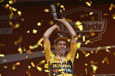 Wout van Aert vandt Strade Bianche for første gang i karrieren, da han satte konkurrenterne op ad en grusstigning og kørte alene i mål.