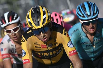 Der var masser af støv i luften, da cykelstjernerne lørdag kastede sig ud i grusklassikeren Strade Bianche i Italien. Forrest ses her vinderen Wout van Aert, og til højre er det danske Jakob Fuglsang.