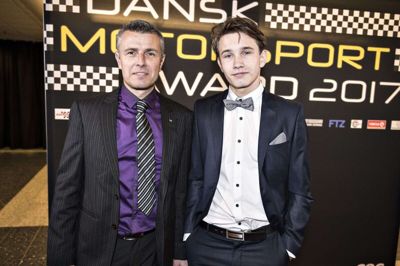 Christian Lundgaard (til højre) ses her med sin far, Henrik Lundgaard, ved Dansk Motorsport Award.