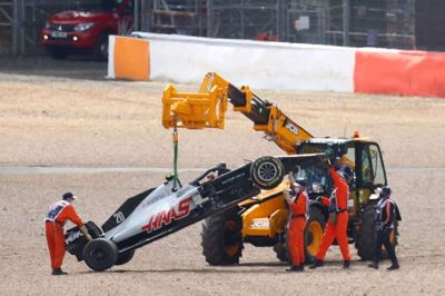 Kevin Magnussens racer skulle fragtes fra banen efter uheldet, der sendte danskeren ud af løbet efter første omgang.