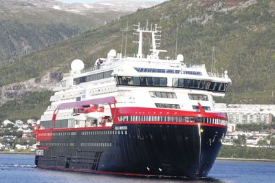 "Roald Amundsen" er et helt nyt og topmoderne passagerskib, som ejes af norske Hurtigruten. Men der er tegn på, at det er en smitterede, som foreløbig har gjort 40 syge med covid-19. Søndag eftermiddag blev skibet flyttet fra havnen i Tromsø til en mere isoleret havn længere nordpå.