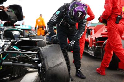 Lewis Hamilton besigtiger det punkterede forhjul, som var tæt på at koste ham sejren i søndagens Formel 1-grandprix på Silverstone.