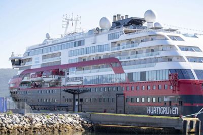 Skibet "Roald Amundsen", der er et af Hurtigrutens skibe, ligger i Tromsø, hvor et antal besætningsmedlemmer er i karantæne.