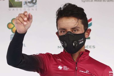 Egan Bernal bar maske på podiet, da han mandag blev hyldet efter sin etapesejr.