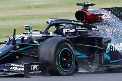 Lewis Hamilton humpede i mål med et punkteret hjul i søndagens Formel 1-grandprix.