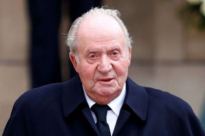 Den tidligere spanske konge Juan Carlos, der beskyldes for korruption, har forladt Spanien, lød en opsigtsvækkende melding mandag. Men nu siger kilder, at han snart vil vende hjem igen. (Arkivfoto)
