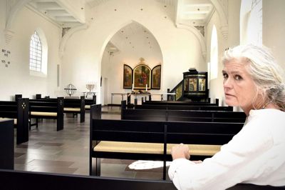 Bodil Holm har som kirkeværge stået i spidsen for det store renoveringsprojekt i Isenvad Kirke. Hun har lært meget undervejs og er stolt af resultatet. Foto: Troels Witter
