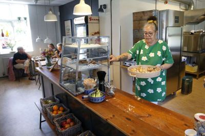 Efter en snes år som instotutionsleder tog Josephine Wenzel Bilkerdük en dyb indånding og realiserede en drømmen om at bliver indehaver af en café. Mandag åbnede hun stilfærdigt dørene til Jernbanecaféen, og det er blevet lige præcis, som hun drømte om. Foto: Flemming Hansen