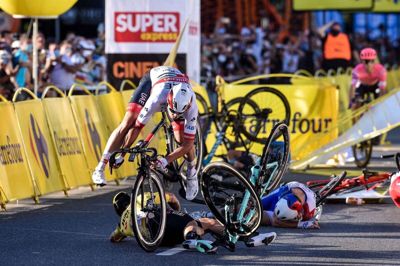 Flere ryttere styrtede, da Fabio Jakobsen endte i barrieren ved målstregen på 1. etape af Polen Rundt.