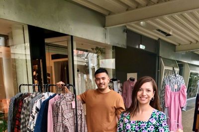 Elena og Mehmet Taskiran foran butikken Aia Boutique, der begyndte som et par bøjlestænger ude foran hendes frisørsalon i nabobutikken. Foto: Jette Aaes