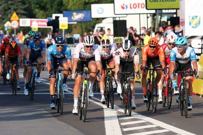 Mads Pedersen (i midten til venstre med regnbuefarvet cykel) kom først over målstregen i Polen Rundt torsdag.