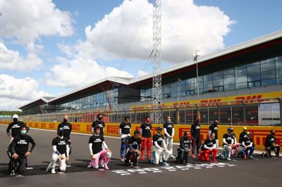 Søndagens grandprix på Silverstone i England blev ligesom sæsonens andre løb indledt med, at kørerne viste deres støtte til kampen mod racisme.