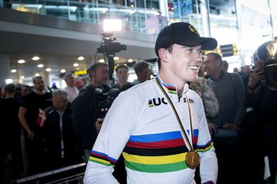 Sådan så Mads Pedersen ud, da han ankom i Københavns Lufthavn som nykåret verdensmester sidste år. (Arkivfoto)
