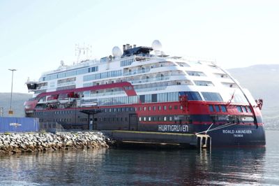 Det topmoderne passagerskib "Roald Amundsen", der ejes af det norske rederi Hurtigruten, holdes isoleret på havnen i Tromsø havn. 61 om bord er blevet testet positive for covid-19.