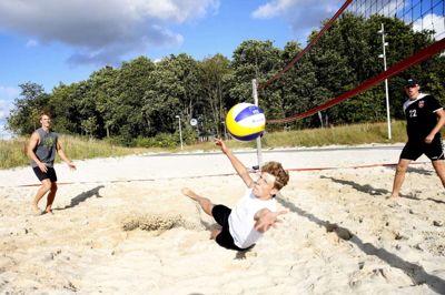 Den nystiftede Ikast KFUM Beachvolley markerede torsdag aften afslutningen på sin første sæson ved at samles til grill og lidt spil på banerne ved Hjertet i Ikast. Foto: Tom Laursen