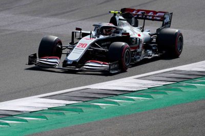 Kevin Magnussen røg ud allerede efter første runde ved lørdagens kvalifikation til det britiske Formel 1-grandprix på Silverstone-banen i England.