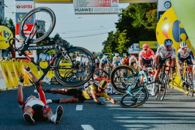 Fabio Jakobsen blev presset ud i barrieren på 1. etape af Polen Rundt. Han styrtede selv voldsomt, og flere andre ryttere endte også i asfalten.